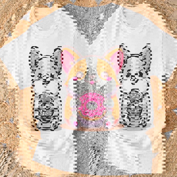 かわいいコーギーのドーナツを持つ漫画の犬愛好家アートキッズ。 Tシャツ 高齢者への贈り物