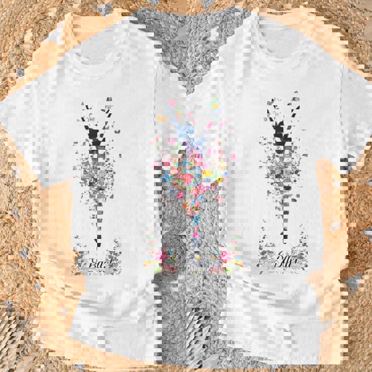 かわいい花柄バレリーナ 春の花 バレエダンサー Tシャツ 高齢者への贈り物