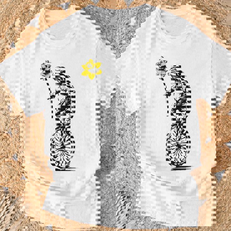 かわいい面白いカエルの一輪車 Tシャツ 高齢者への贈り物