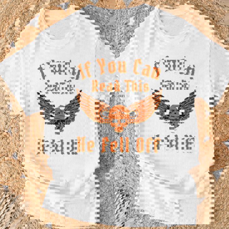 これを読めば、彼はバイカー向けのダークユーモアサインから落ちた Tシャツ 高齢者への贈り物