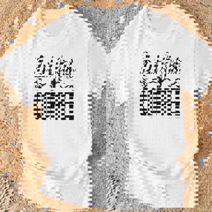 しかし、コーヒー愛好家のための最初のコーヒーカフェイン飲料の見積もり Tシャツ 高齢者への贈り物