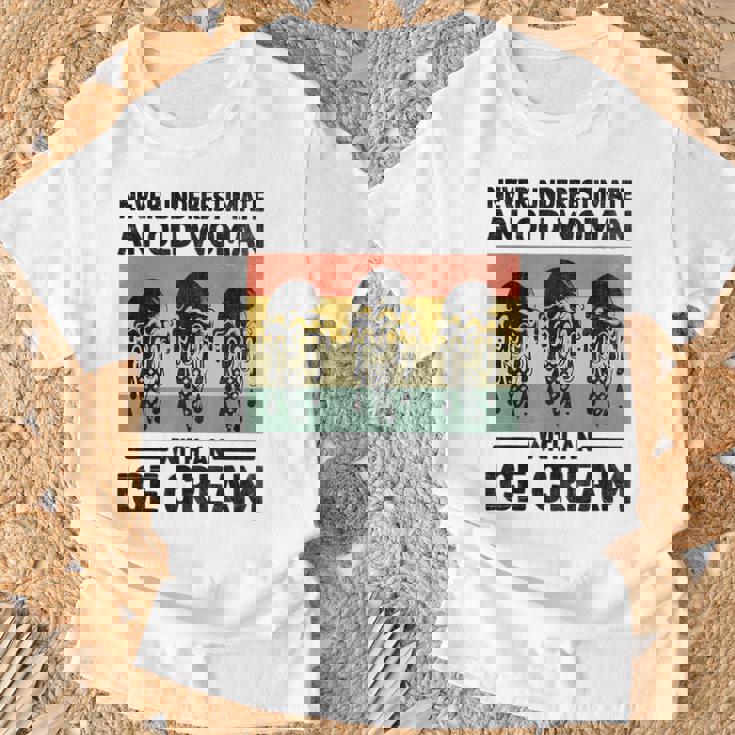 アイスクリームを持った老婆を決して過小評価しない Tシャツ 高齢者への贈り物