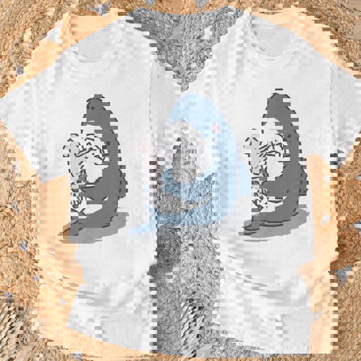 イカを噛み切ることができないサメ Tシャツ 高齢者への贈り物