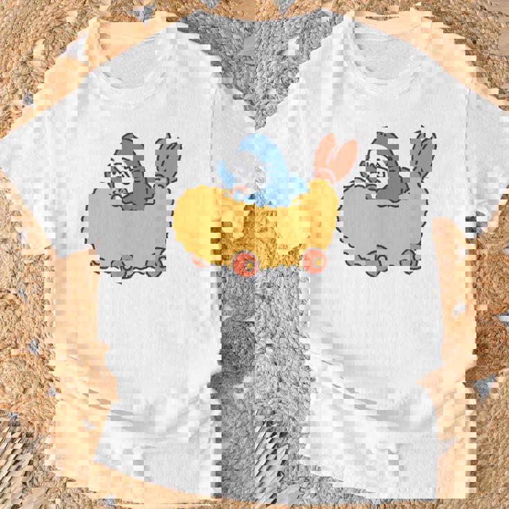 エビフライのくるまを運転するサメ Tシャツ 高齢者への贈り物