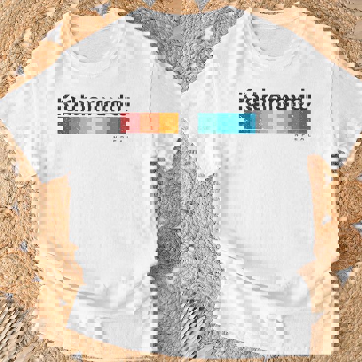 カトマンズ ネパール レトロスタイル ビンテージデザイン Tシャツ 高齢者への贈り物