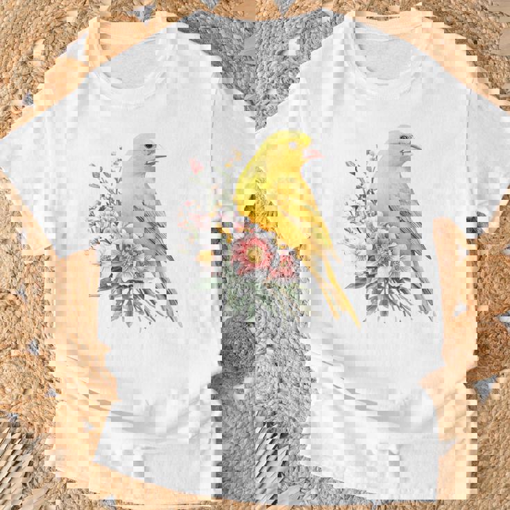 カナリアの鳥好き、ピンクの花のかわいい鳥、自然。 Tシャツ 高齢者への贈り物