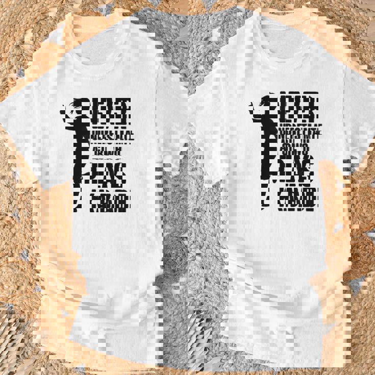 カヴァディを演じる少女を決して過小評価しない Tシャツ 高齢者への贈り物