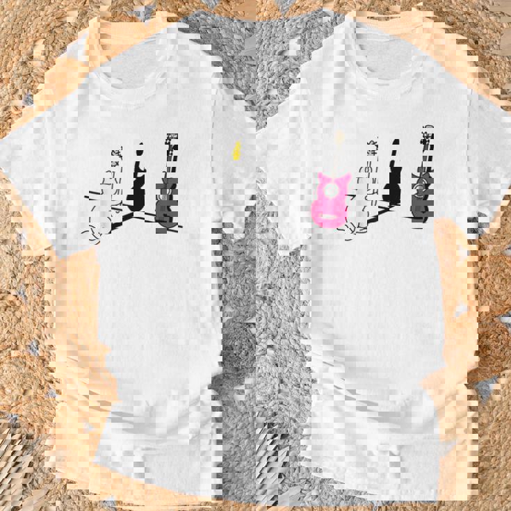 ギターの影を作る猫デザイン Tシャツ 高齢者への贈り物