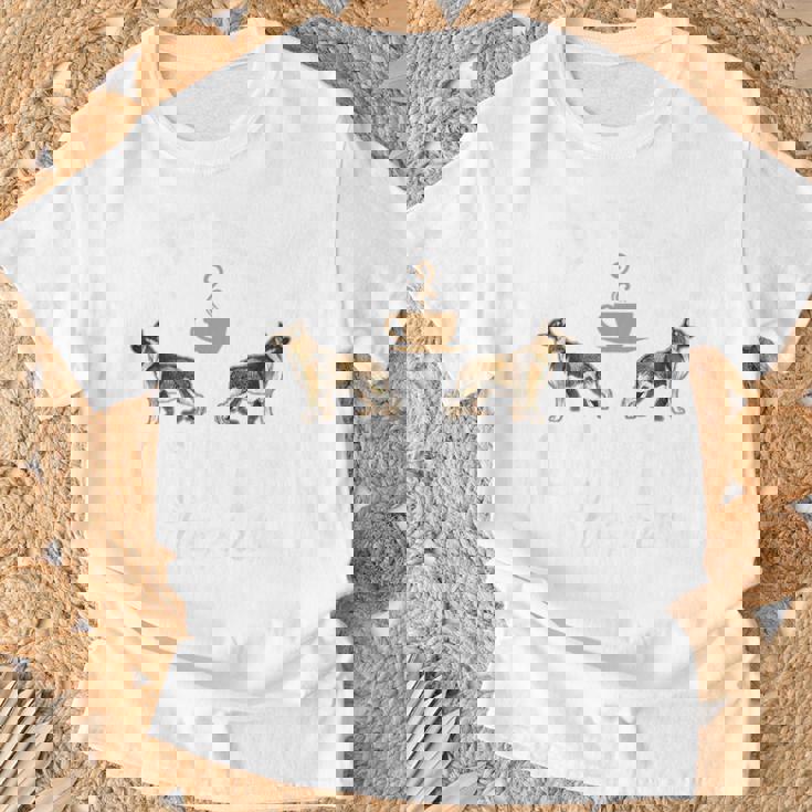 バックプリント コーヒーとジャーマン シェパード Tシャツ 高齢者への贈り物