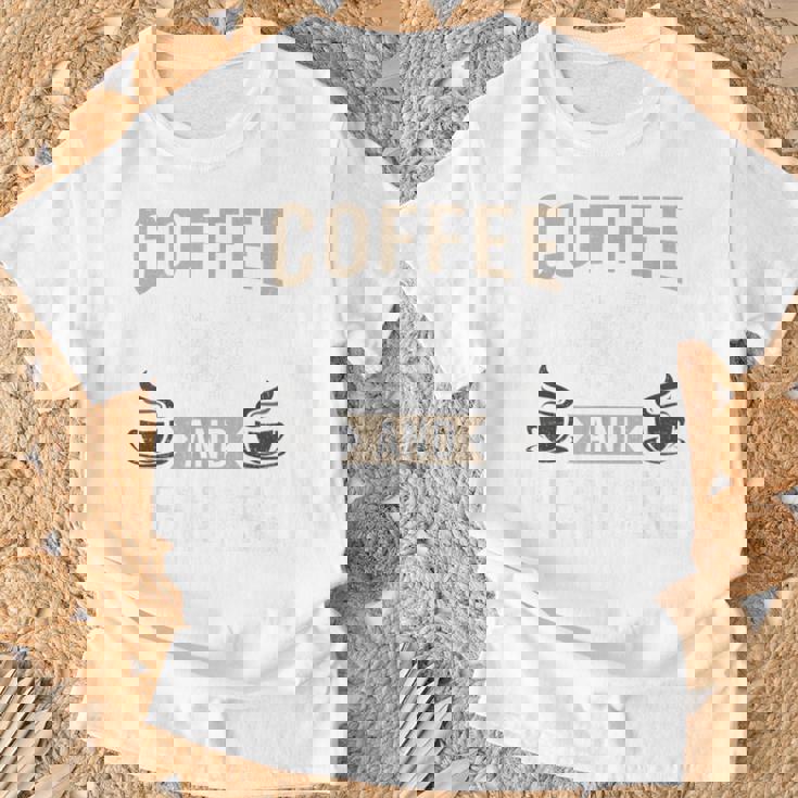 コーヒーとペキニーズ犬愛好家 Tシャツ 高齢者への贈り物