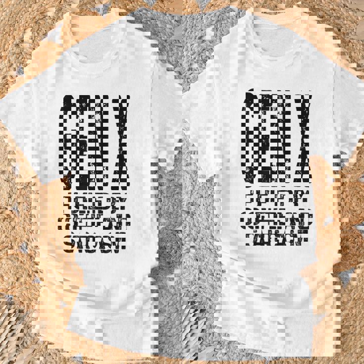 コーヒーと皮肉なユーモアに刺激された面白いジェネレーションx Gen X Tシャツ 高齢者への贈り物