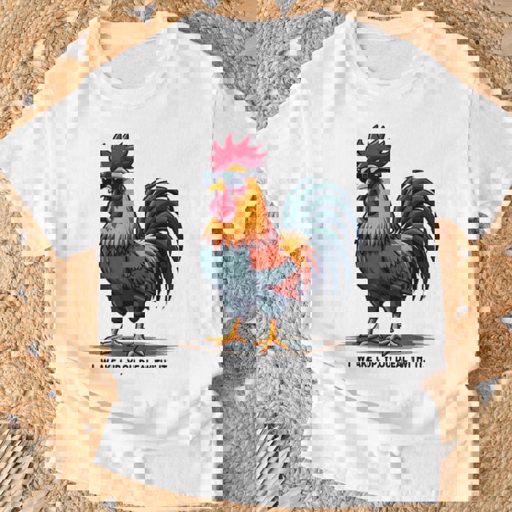 サングラスをかけた姿勢のクールな雄鶏。 Tシャツ 高齢者への贈り物