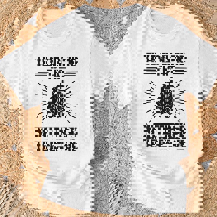 ジオキャッシング ジオキャッシュ 面白い ジオキャッシャー ジオキャッシャー ことわざ Tシャツ 高齢者への贈り物