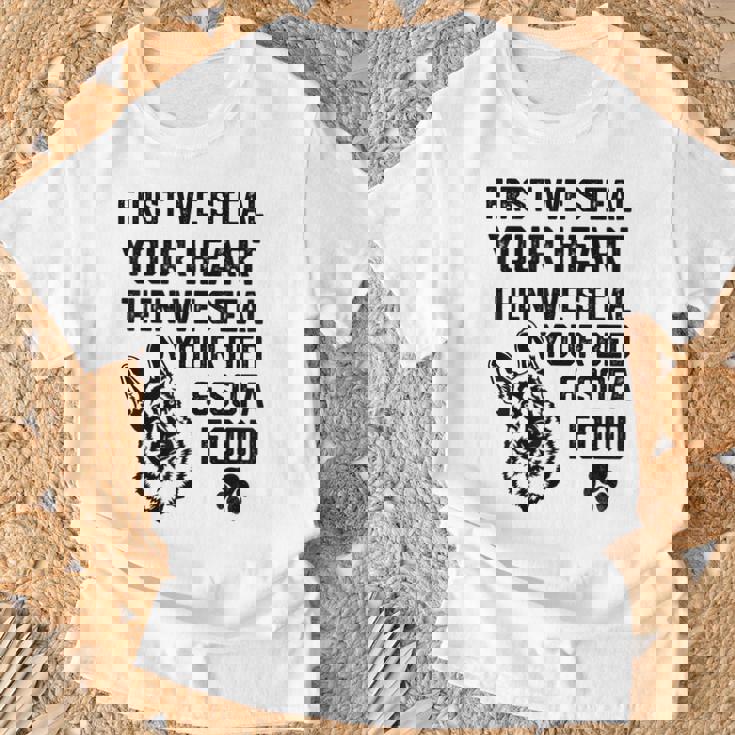 ジャーマン・シェパードはあなたの心を盗みますあなたのベッドとソファを盗みます Tシャツ 高齢者への贈り物