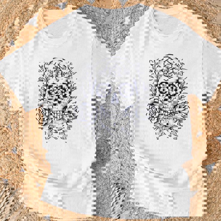 スカルと花の伝統的なタトゥースタイル Tシャツ 高齢者への贈り物