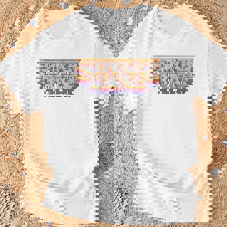 ストレンジャー・シングス ロゴ レトロ 旅行 ファン 記念品 Tシャツ 高齢者への贈り物