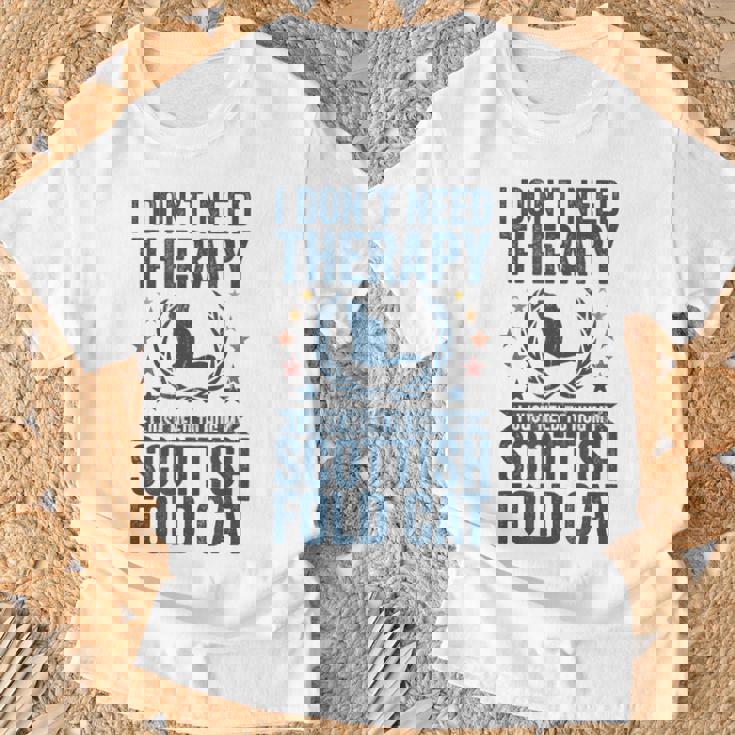 セラピーは要らない、スコティッシュ・フォールドの猫を抱きしめて Tシャツ 高齢者への贈り物