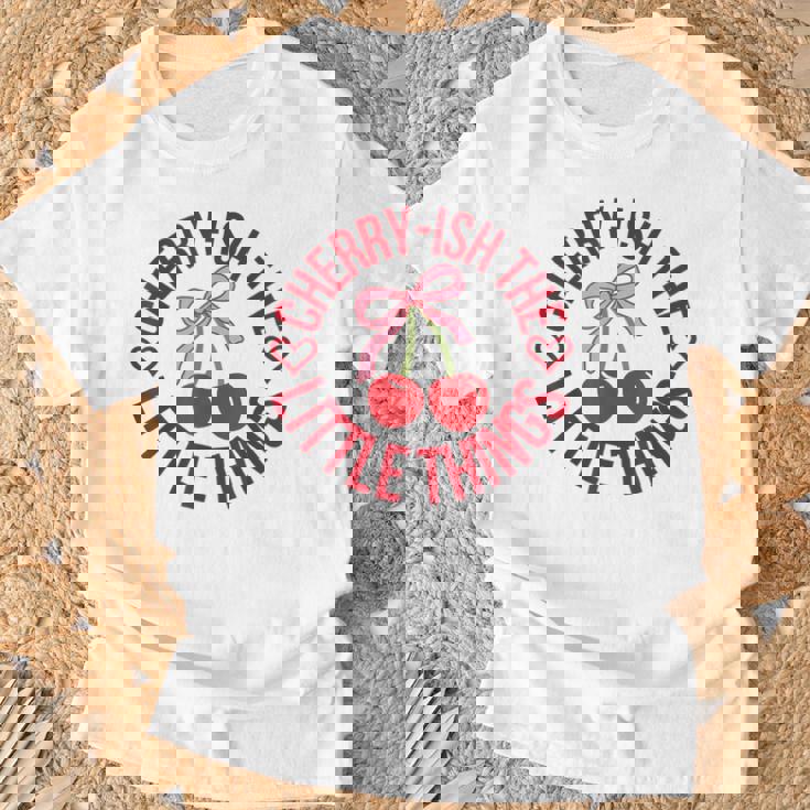チェリーっぽいザ・リトル・シングス・ファニー・チェリッシュ・チェリー Tシャツ 高齢者への贈り物