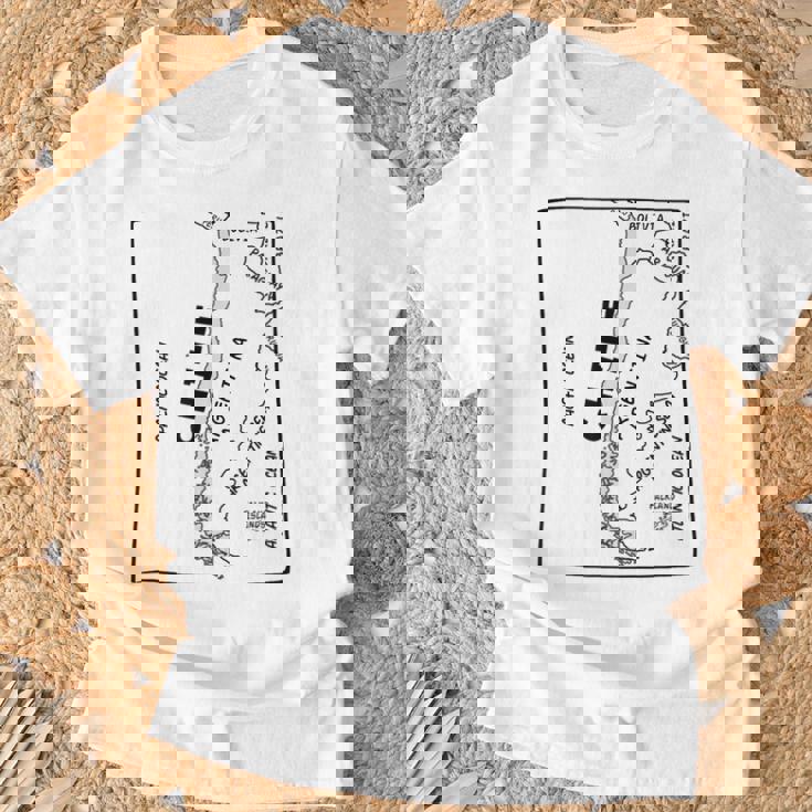 チリと近隣諸国の手描き黒線地図 Tシャツ 高齢者への贈り物