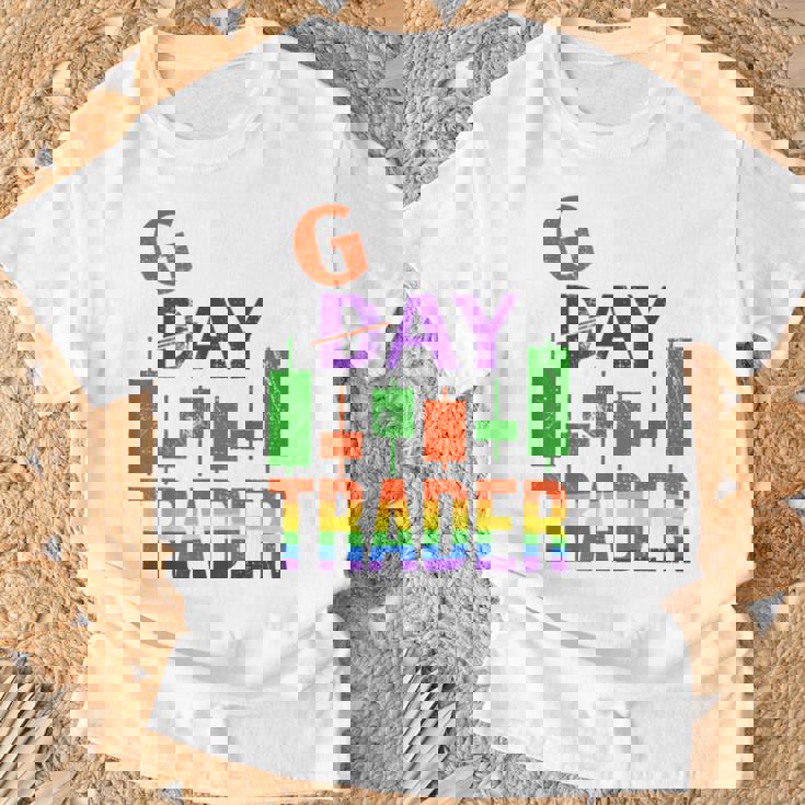 デイストライクスルーゲイトレーダープライド月間トレーディングオタクファニー。 Tシャツ 高齢者への贈り物