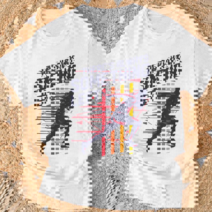 トラックアンドフィールド常に何かが残っている Tシャツ 高齢者への贈り物