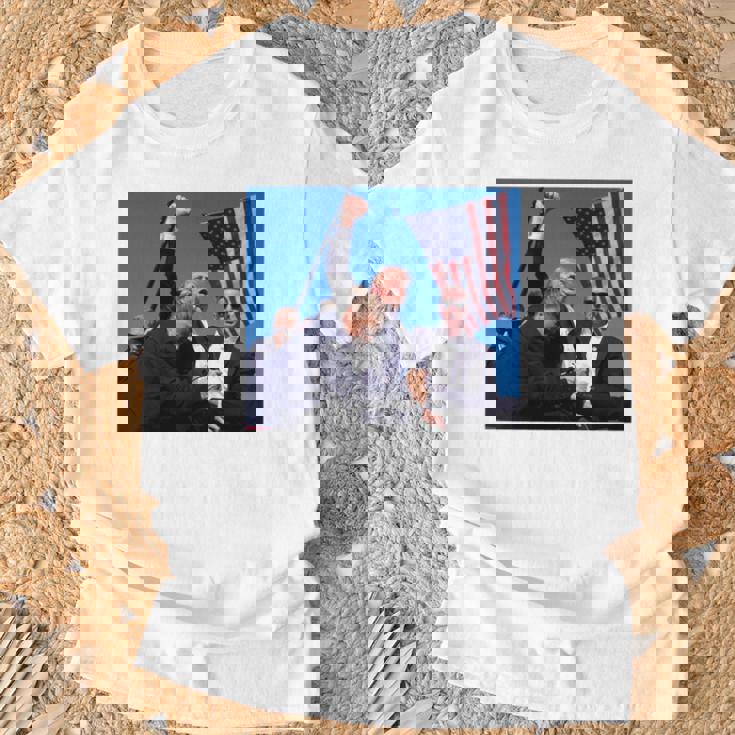 トランプ大統領のために祈り、決して降伏しない、神の祝福トランプ。 長袖tシャツ Tシャツ 高齢者への贈り物