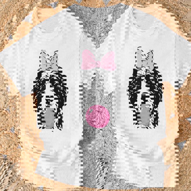 バブルガムを持つバーネドゥードル犬 Tシャツ 高齢者への贈り物