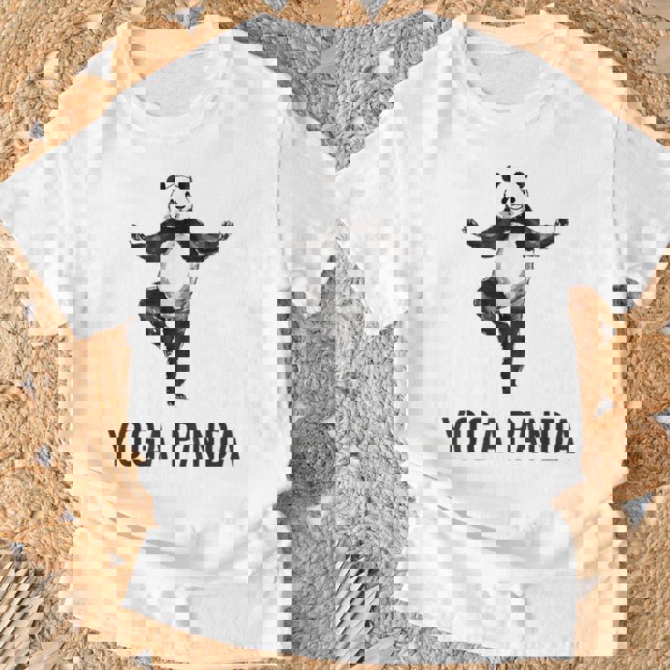 パンダ ヨガポーズ 水墨画 おもしろ 運動 和風 動物 Tシャツ 高齢者への贈り物