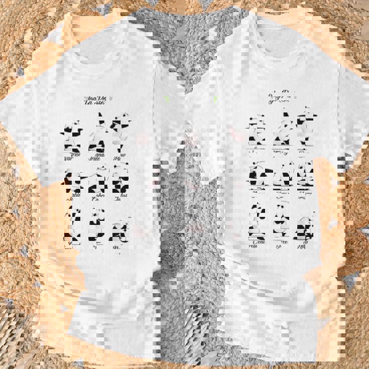 パンダヨガポーズ、パンダは異なるヨガポジションを作ります。 Tシャツ 高齢者への贈り物