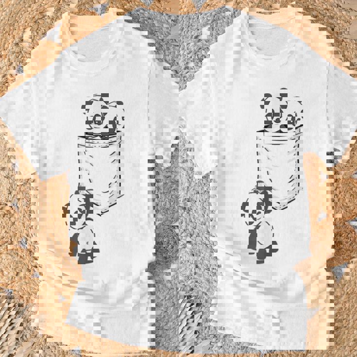 パンダ愛好家のためのポケットの中のかわいいカワイイベイビーパンダ Tシャツ 高齢者への贈り物
