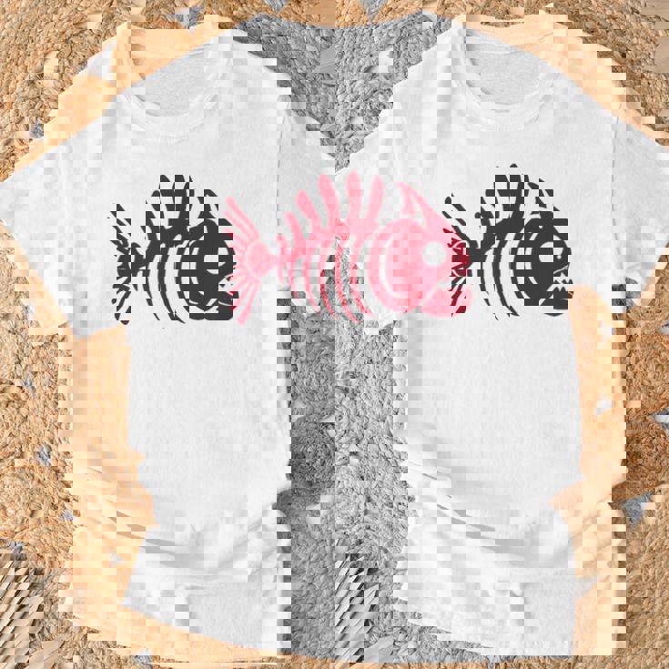 ピラニアスケルトン。魚の頭蓋骨と骨の様式化されたデザイン。 Tシャツ 高齢者への贈り物