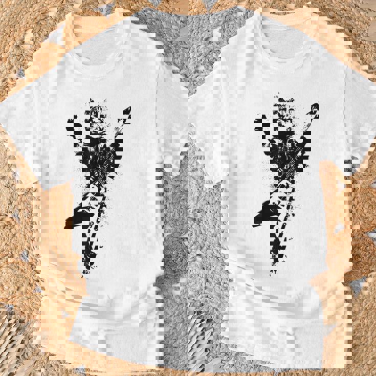 フライングvギターで遊ぶ猫 Tシャツ 高齢者への贈り物