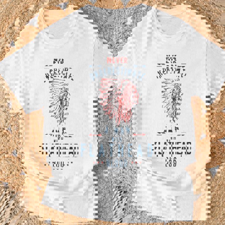 フラットヘッド ネイティブアメリカン インディアンマン Never Underestimate Tシャツ 高齢者への贈り物