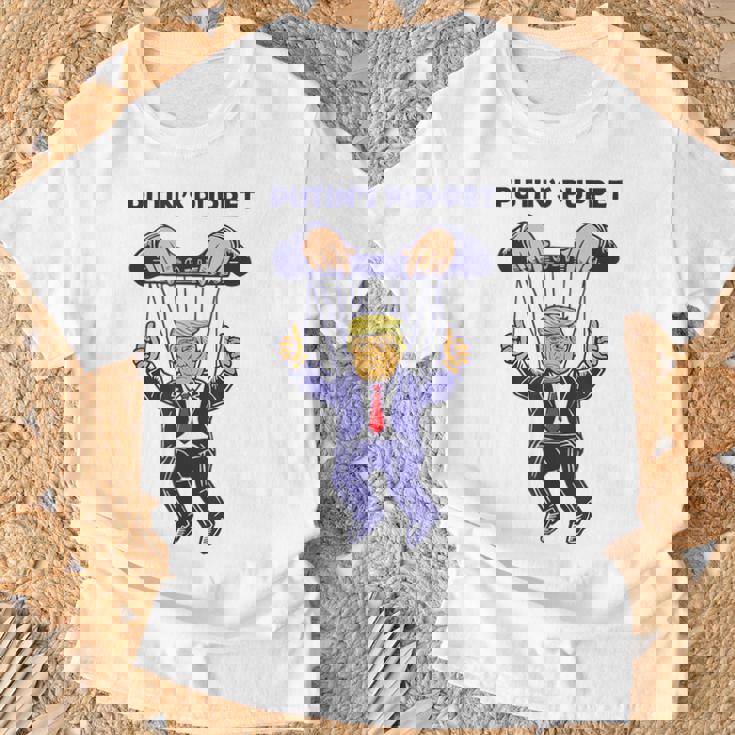 プーチンの操り人形トランプはロシアの資産政治パロディです Tシャツ 高齢者への贈り物