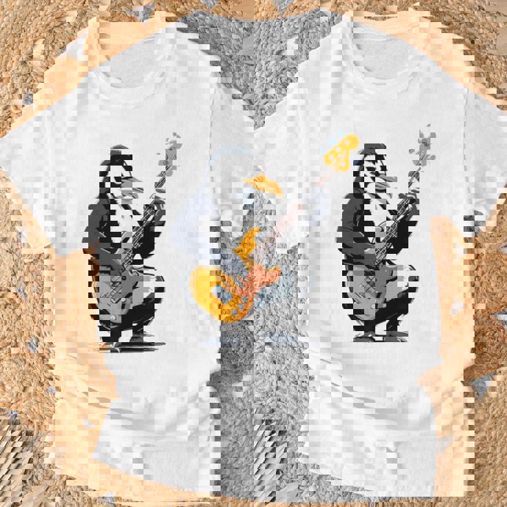 ベースギターを弾くペンギン ペンギン Tシャツ 高齢者への贈り物