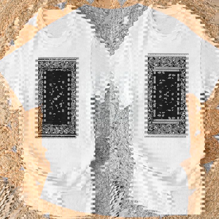 ホワイトブラックバンダナプリントtシャツ ペイズリー柄 Tシャツ 高齢者への贈り物