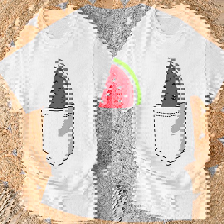 ポケットに入ったスイカのポケットプリントの面白いスイカ。 Tシャツ 高齢者への贈り物