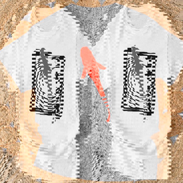 メダカ：ハンコスタンプデザインで描かれたメダカはエサを欲す。 Tシャツ 高齢者への贈り物