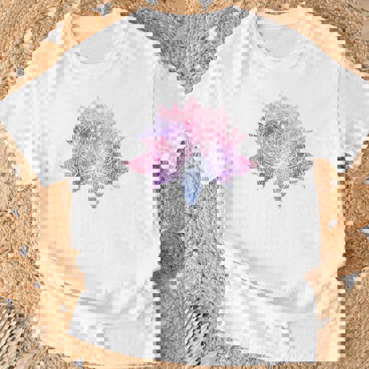 ヨガ 瞑想 カラフル ボーホー ロータス 曼荼羅 蓮の花 Tシャツ 高齢者への贈り物