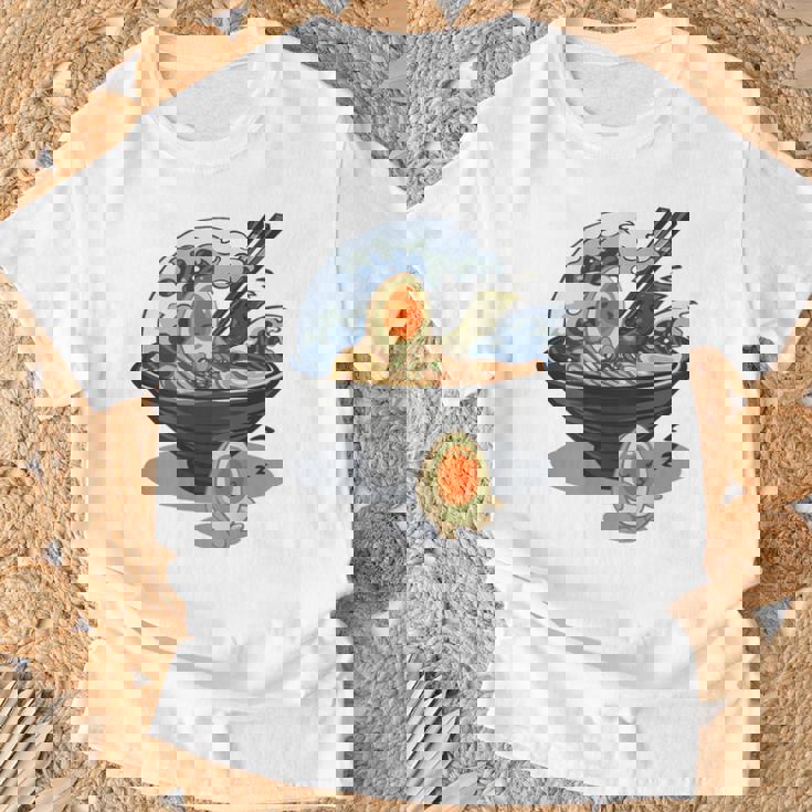 ラーメン 海 波 寝ぼける たまご Tシャツ 高齢者への贈り物