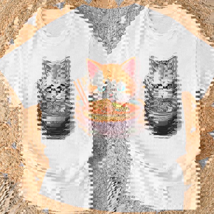 ラーメンを食べている子猫 Tシャツ 高齢者への贈り物