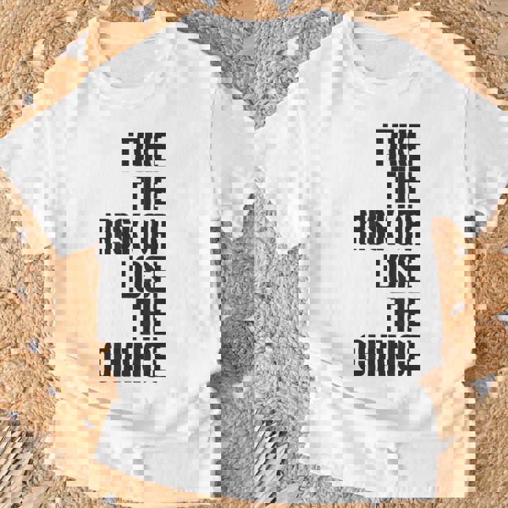 リスクを取るか、チャンスを失うか大胆なモチベーションウェア。 Tシャツ 高齢者への贈り物