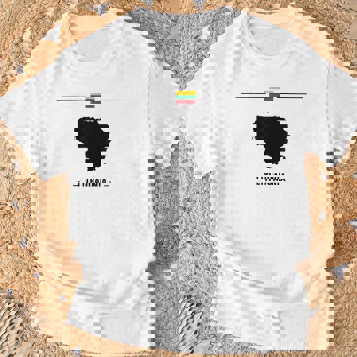 リトアニアの国旗、地図と国名リトアニア。 Tシャツ 高齢者への贈り物