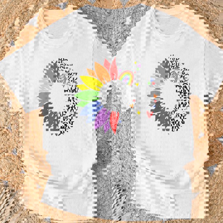 レインボー ヒマワリ ハッピー プライド Tシャツ 高齢者への贈り物