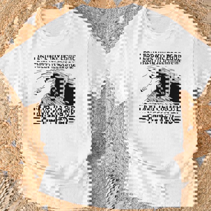 レコード屋に閉じ込められたビニールレコードを救出する Tシャツ 高齢者への贈り物