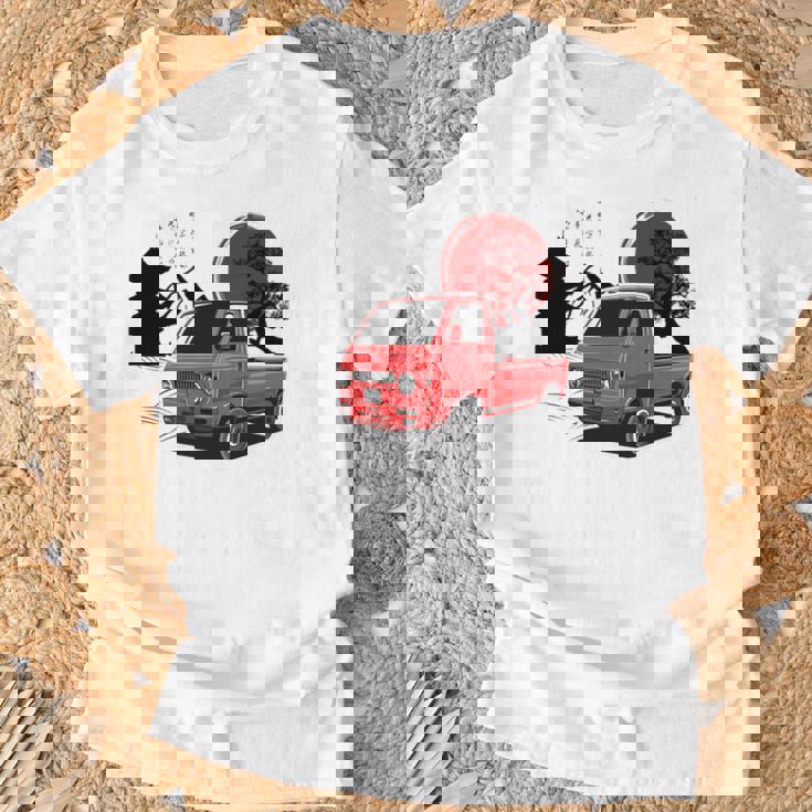 レトロな赤いミニトラックと日本の夕日。 長袖tシャツ Tシャツ 高齢者への贈り物