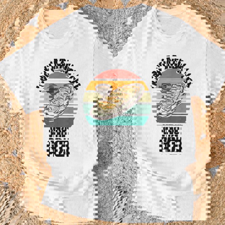 レトロ可愛い餃子 ギョーザなしでは人生は想像できない。 Tシャツ 高齢者への贈り物