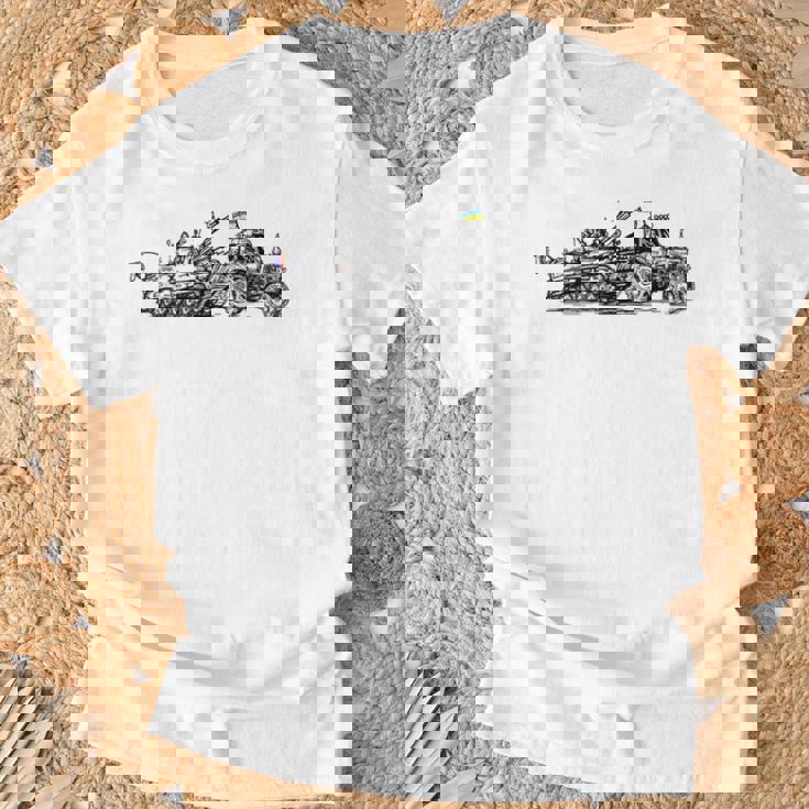 ロシアのbmpを盗むウクライナの農家 ウクライナを支援 Tシャツ 高齢者への贈り物
