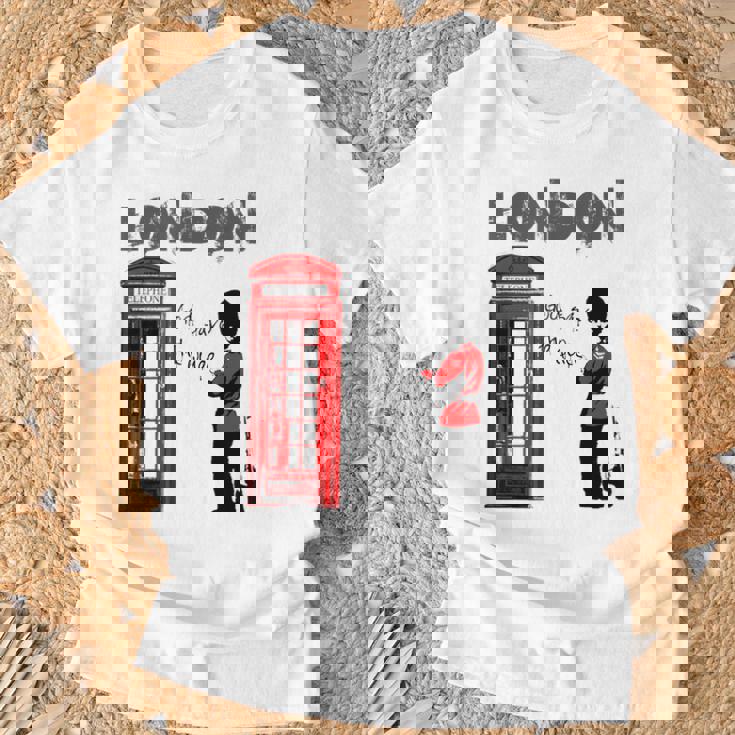 ロンドン・バンクシー・ゴッド・セーブ・ザ・クイーン Tシャツ 高齢者への贈り物