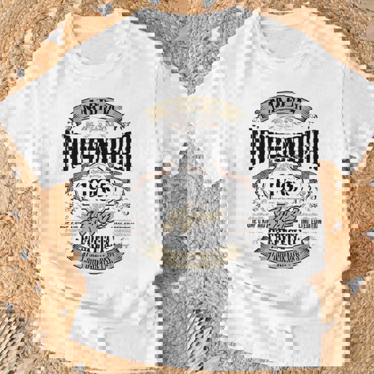 ヴィンテージ還暦祝い 1965年11月生まれ 60歳 Tシャツ 高齢者への贈り物